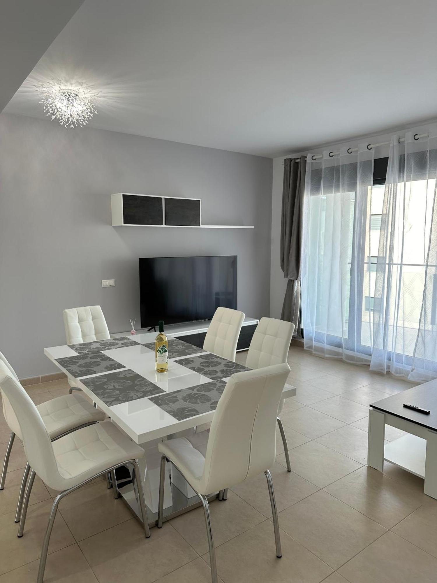 Luxurious, Newly-Renovated Large 2-Bedroom Condo By The Beach Benidorm Exterior photo